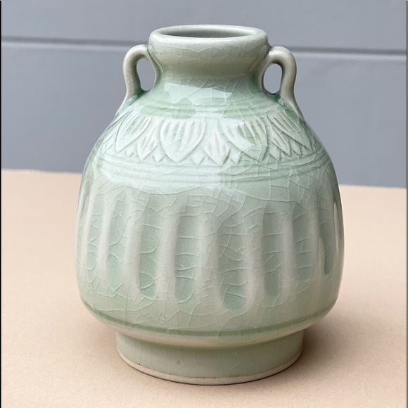 Thai Light Green Celadon Ceramic Vase "Sawankhalok Meadows" - Picture 4 of 5
